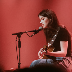 gracie_abrams_250x250
